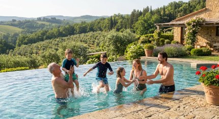 famiglia con bambini che si diverte nella zona bassa della piscina, con adulto presente