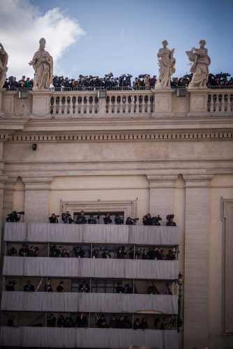 Roma, 19.3.2013.Pope Francis urged princes, presidents, sheiks and thousands of ordinary people gathered for his installation Mass on Tuesday to protect the environment, the weakest and the poorest, mapping out a clear focus of his priorities as leader of the world’s 1.2 billion Catholics.

The Argentine native is the first pope from Latin America and the first named for the 13th-century friar St. Francis of Assisi, whose life’s work was to care for nature, the poor and most disadvantaged. Echoing the gentleness for which St. Francis is known, the pope said a little bit of tenderness can “open up a horizon of hope.”

The Vatican said between 150,000-200,000 people attended the Mass, held under bright blue skies after days of chilly rain and featuring flag-waving fans from around the world. “Shalom!” read one banner, Hebrew for “Peace.” “Viva il Papa” read another, “Long live the pope.” In Buenos Aires, thousands of people packed the central Plaza di Mayo square to watch the celebration on giant TV screens. Pope Francis thrilled tens of thousands of people on Tuesday gathered for his installation Mass, taking a long round-about through St. Peter's Square. there where
