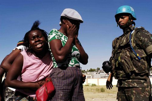 Jan 2006, Port au Prince: bralislan soldiers are delivering mineral water to the population
Lorenzo Moscia/GraziaNeri
