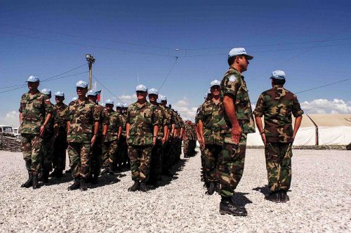Reportaje realizado entre julio 2004 y enero 2005

Durantes dos semanas estuve viviendo en el campamento de los militares chilenos al norte de la isla, en Cap Haitien: escena de patrullajes y vida diaria en el campamento