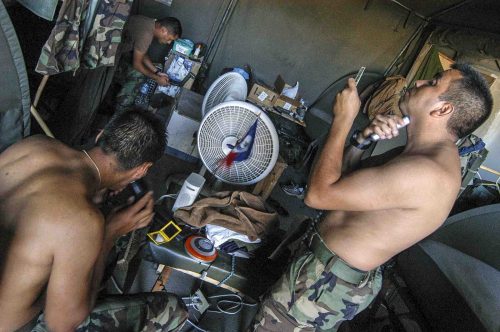 Reportaje realizado entre julio 2004 y enero 2005

Durantes dos semanas estuve viviendo en el campamento de los militares chilenos al norte de la isla, en Cap Haitien: escena de patrullajes y vida diaria en el campamento