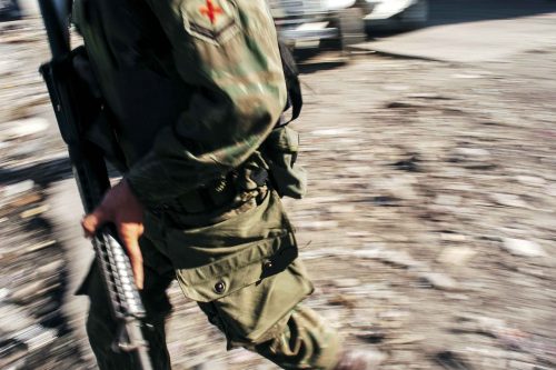 Jan 2005 Port au Prince brasilian soldier running afther a shooting in cité soleil
Lorenzo Moscia/GraziaNeri