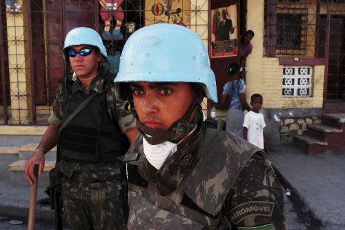 Reportaje realizado entre julio 2004 y enero 2005

Militares BrasileÒos
