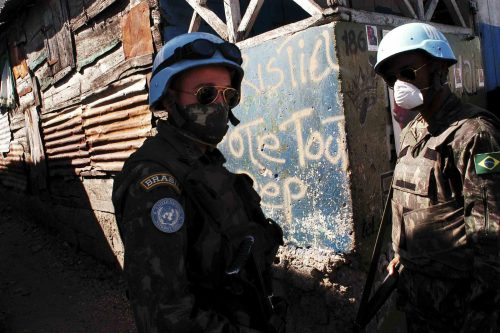 Reportaje realizado entre julio 2004 y enero 2005

Militares BrasileÒos