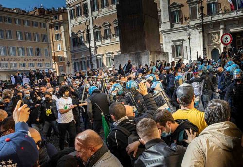 Rome, April 6, 2021 - The anger of shopkeepers and restaurateurs takes to the streets all over Italy, to ask for the anti-Covid measures to be relaxed despite glimpses of reopening starting from April 20. In Rome in particular, there were moments of high tension in front of the Montecitorio, with clashes between the demonstrators and the police, deployed in anti-riot gear. The climate is very tense.