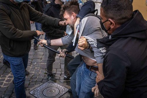 Rome, April 6, 2021 - The anger of shopkeepers and restaurateurs takes to the streets all over Italy, to ask for the anti-Covid measures to be relaxed despite glimpses of reopening starting from April 20. In Rome in particular, there were moments of high tension in front of the Montecitorio, with clashes between the demonstrators and the police, deployed in anti-riot gear. The climate is very tense.